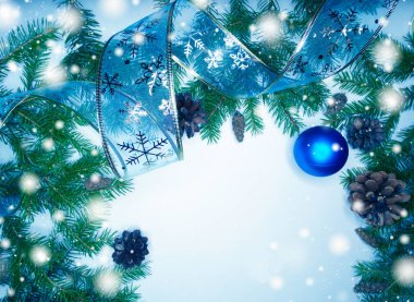 çam dalları ve kar Noel dekorasyon kompozisyonu