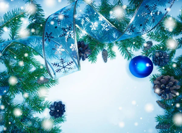 Vánoční dekorace složení s větvemi jedlí a sníh — Stock fotografie