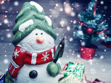 Noel kardan adam dekorasyon ve ahşap arka plan üzerinde kar