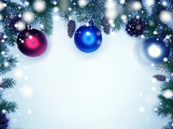 Kerst decoratie compositie bij spar takken en sneeuw — Stockfoto