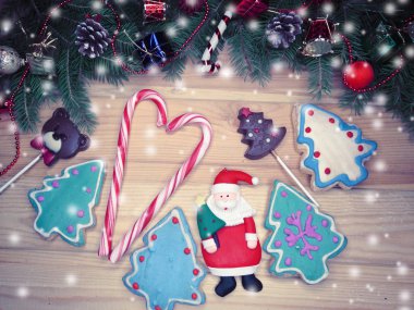 Noel kurabiye zencefilli ve dekorasyon ahşap adam üzerinde