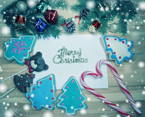 Biscoitos de Natal pão de gengibre e decoração em backgroun de madeira — Fotografia de Stock