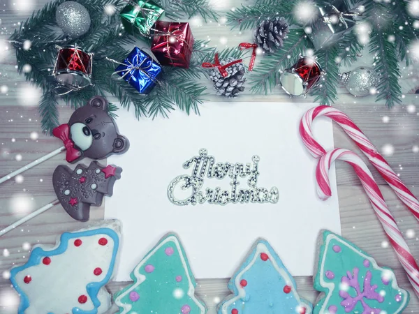 Christmas cookies peperkoek en decoratie op houten pagina — Stockfoto