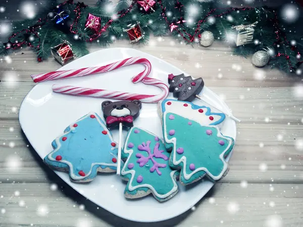 Vánoční cookie perník a dekorace v dřevěné poza — Stock fotografie