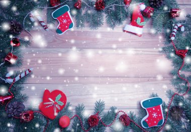 Noel dekorasyon kompozisyon çam dalları ile çelenk ışık