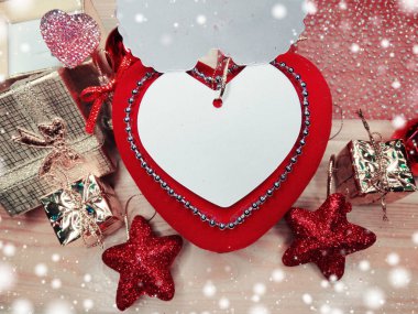 Noel dekorasyonu ve ahşap arka plan üzerinde tebrik kartı