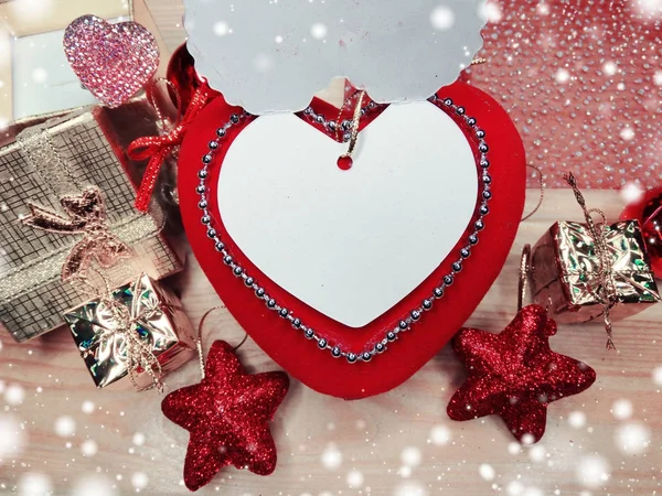 Noel dekorasyonu ve ahşap arka plan üzerinde tebrik kartı