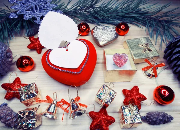 Decoración de Navidad y tarjeta de felicitación sobre fondo de madera — Foto de Stock