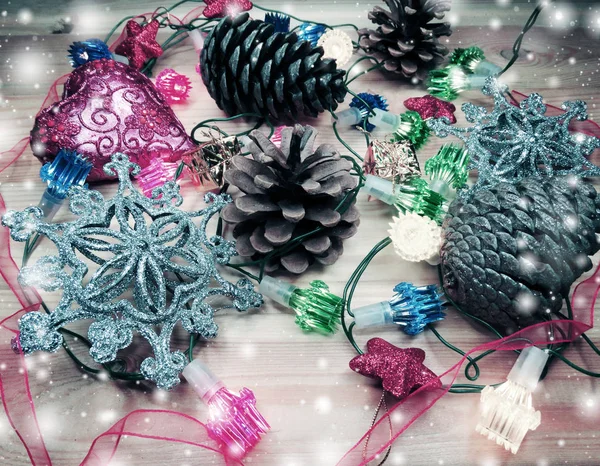Decorazione natalizia con coni di abete su sfondo di legno — Foto Stock