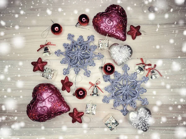 Decoración de Navidad y corazones sobre fondo de madera —  Fotos de Stock