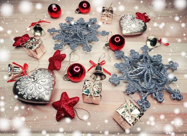 Boules de décoration de Noël cloches coeurs sur fond en bois — Photo