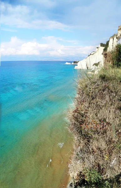 Costa laguna azul paisaje mar ioniano en la isla de Corfú —  Fotos de Stock
