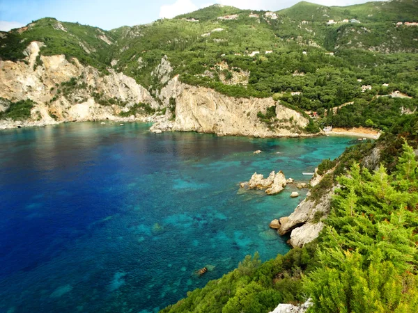 Paleokastritsa modré laguny pobřeží krajina Jónského moře na ostrově Korfu — Stock fotografie