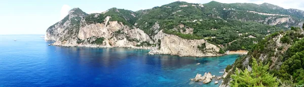 Paleokastritsa lagunas azules costa paisaje mar ioniano en Corfú — Foto de Stock