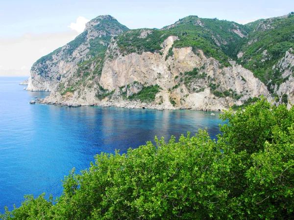 Paleokastritsa lagunas azules costa paisaje mar ioniano en Corfú — Foto de Stock