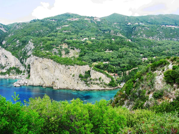 Paleokastritsa lagunas azules costa paisaje mar ioniano en Corfú — Foto de Stock