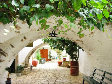 Yunanistan Corfu adasında geleneksel manastır mimarisi