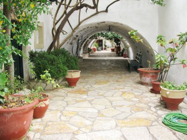 Yunanistan Corfu adasında geleneksel manastır mimarisi