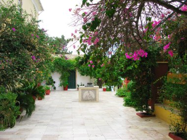 Yunanistan Corfu adasında geleneksel manastır mimarisi