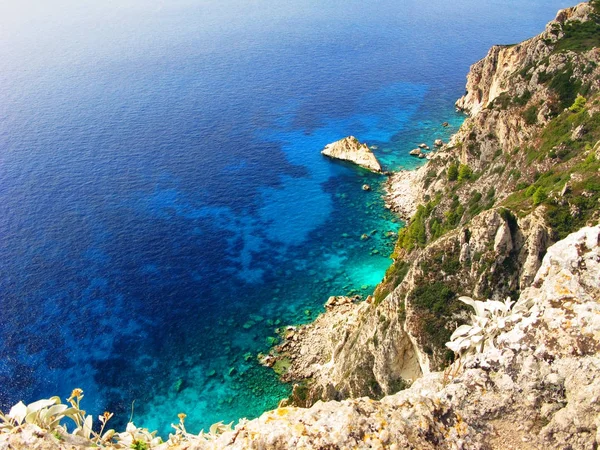 Costa laguna azul paisaje mar ioniano en la isla de Corfú — Foto de Stock