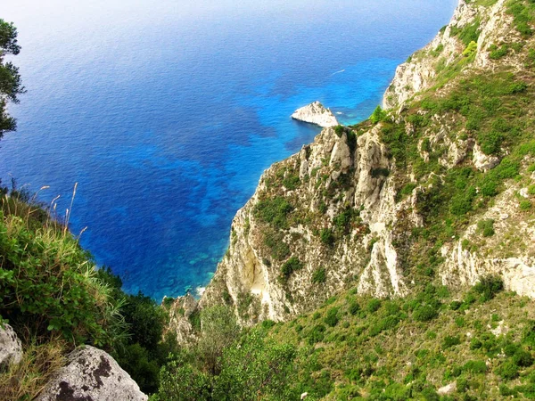 Голубая лагуна побережье ландшафтного ионного моря на острове Корфу — стоковое фото