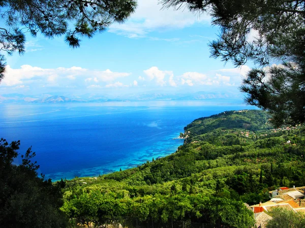 Blauwe lagune kust landschap Ionische zee op het eiland Corfu — Stockfoto