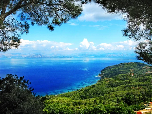 Costa laguna azul paisaje mar ioniano en la isla de Corfú —  Fotos de Stock