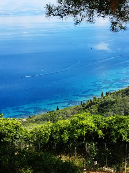 Azul lagoa costa paisagem mar ionian na ilha de Corfu — Fotografia de Stock