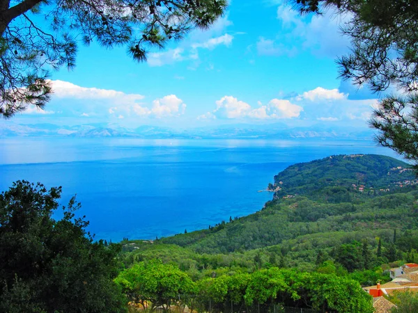 Costa laguna azul paisaje mar ioniano en la isla de Corfú —  Fotos de Stock