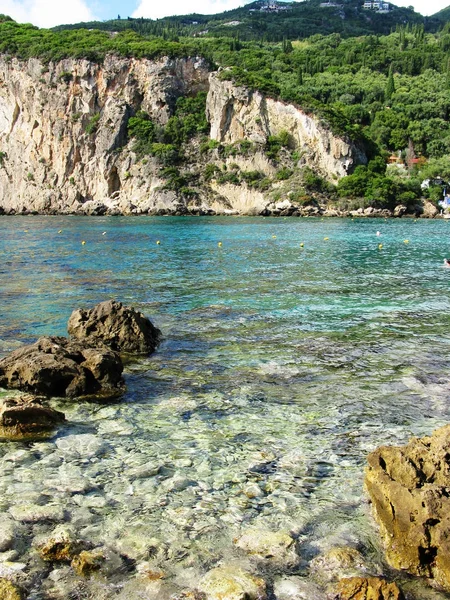 Paleokastritsa lagunas azuis costa paisagem mar ionian em Corfu — Fotografia de Stock