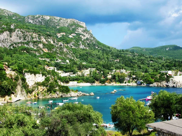 Paleokastritsa lagunas azules costa paisaje mar ioniano en Corfú — Foto de Stock