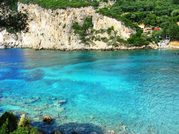 Paleokastritsa lagunas azuis costa paisagem mar ionian em Corfu — Fotografia de Stock