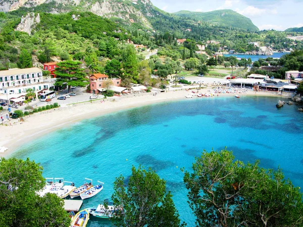 Paleokastritsa lagunas azules costa paisaje mar ioniano en Corfú — Foto de Stock