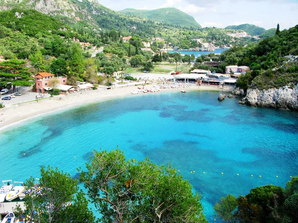 Paleokastritsa lagunas azules costa paisaje mar ioniano en Corfú — Foto de Stock