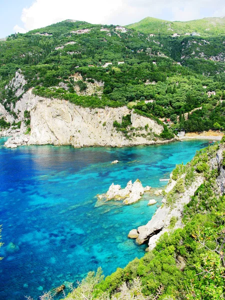 Paleokastritsa lagunas azules costa paisaje mar ioniano en Corfú — Foto de Stock