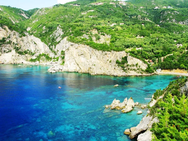 Paleokastritsa blu lagune costa paesaggio mare ionico su Corfù — Foto Stock