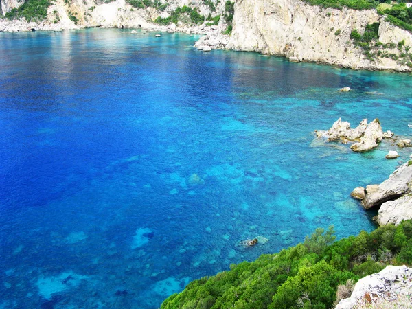 Paleokastritsa lagunas azuis costa paisagem mar ionian em Corfu — Fotografia de Stock