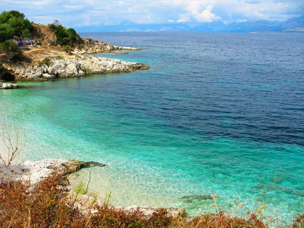 Μπλε λιμνοθάλασσα ακτή τοπίο του Ιονίου στο νησί της Κέρκυρας — Φωτογραφία Αρχείου