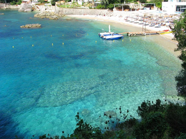 Paleokastritsa kék lagúna partján fekvő Corfu a Jón-tenger — Stock Fotó