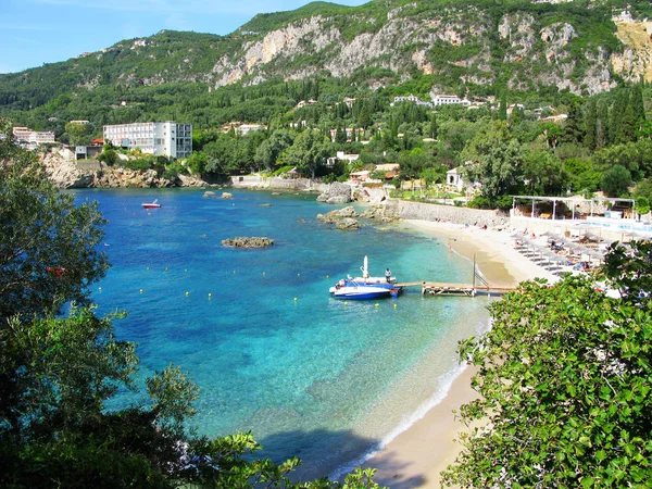 Paleokastritsa lagunas azules costa paisaje mar ioniano en Corfú — Foto de Stock