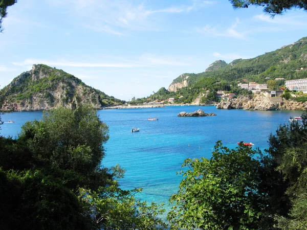 Paleokastritsa blu lagune costa paesaggio mare ionico su Corfù — Foto Stock