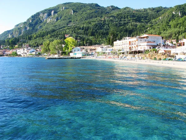 Costa laguna azul paisaje mar ioniano en la isla de Corfú — Foto de Stock