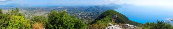 Panorama blauwe lagune kust landschap Ionische zee op het eiland Corfu — Stockfoto