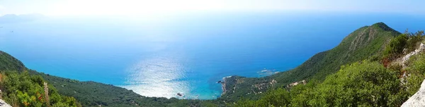 Panorama modrá laguna pobřeží krajina Jónského moře na ostrově Korfu — Stock fotografie