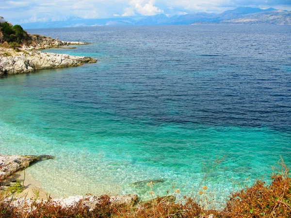 Blu laguna costa paesaggio mare ionico sull'isola di Corfù — Foto Stock