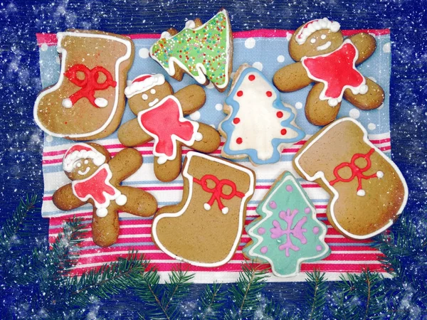 Noel kurabiye zencefilli ve dekorasyon ahşap adam üzerinde — Stok fotoğraf