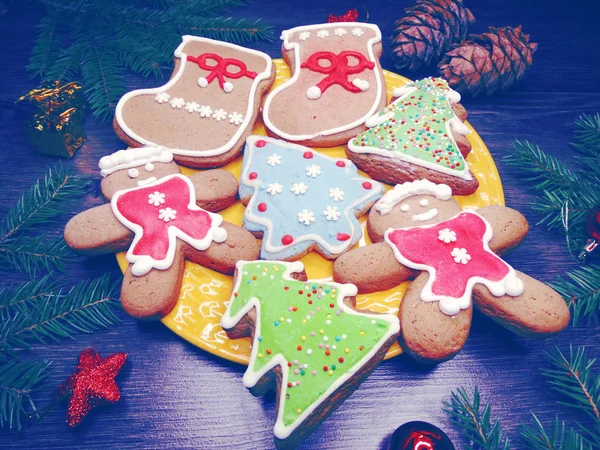 Christmas cookies pepparkakor och dekoration på trä bak — Stockfoto