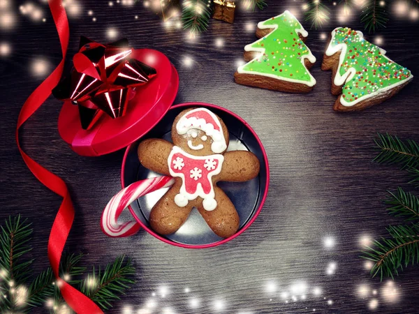 Galletas de Navidad pan de jengibre y decoración en el fondo de madera — Foto de Stock