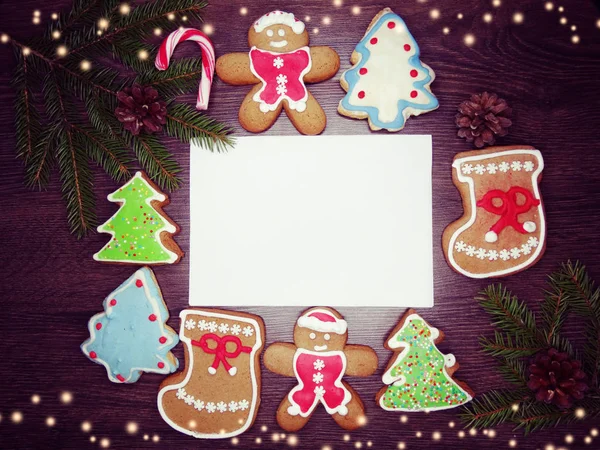 Tarjeta de felicitación de galletas de Navidad y decoración en backgro de madera — Foto de Stock