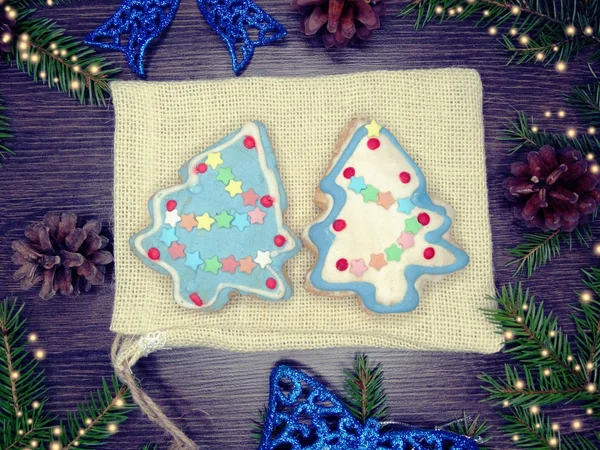 Biscoitos de Natal pão de gengibre e decoração em backgroun de madeira — Fotografia de Stock
